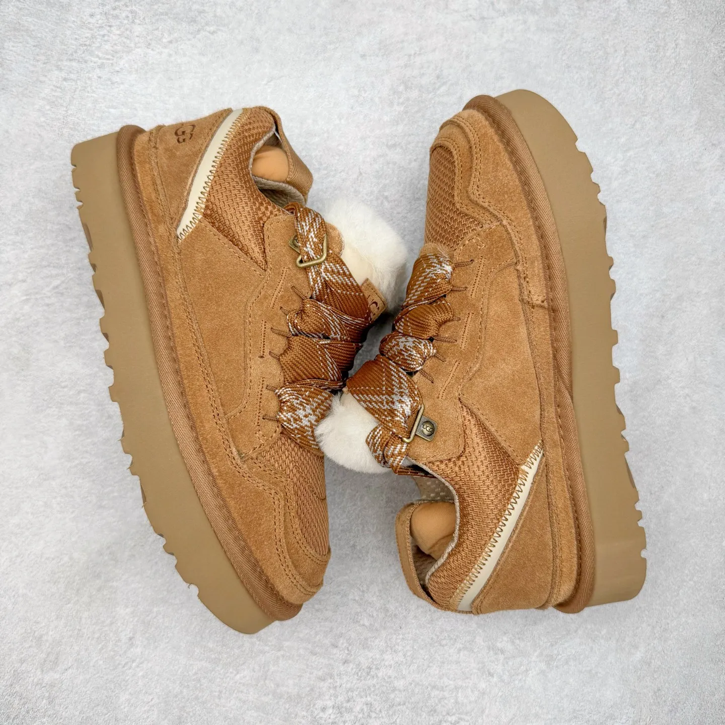 Pick up locally 💰600 UGG 4032 Meyer autumn and winter sheepskin and fur integrated snow boots. All shoes are made from the same factory as ZP. Longfeng A-grade Australian imported sheepskin and fur integrated men's and women's boots. Brand OEM production line. Fully follow the ZP process. OEM original pattern maker. Adhering to the principle of no original shoes and no development selection. Pay attention to every detail. The most authentic version on the market TREADLITE "Light Wing" technology outsole. Lightweight/durable/flexible/pile size: 35 36 37 38 39 40 41 42 43 44 45 Coding: by3936010